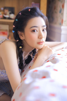 女性黑色蕾丝抹胸开叉短裙拔萝卜